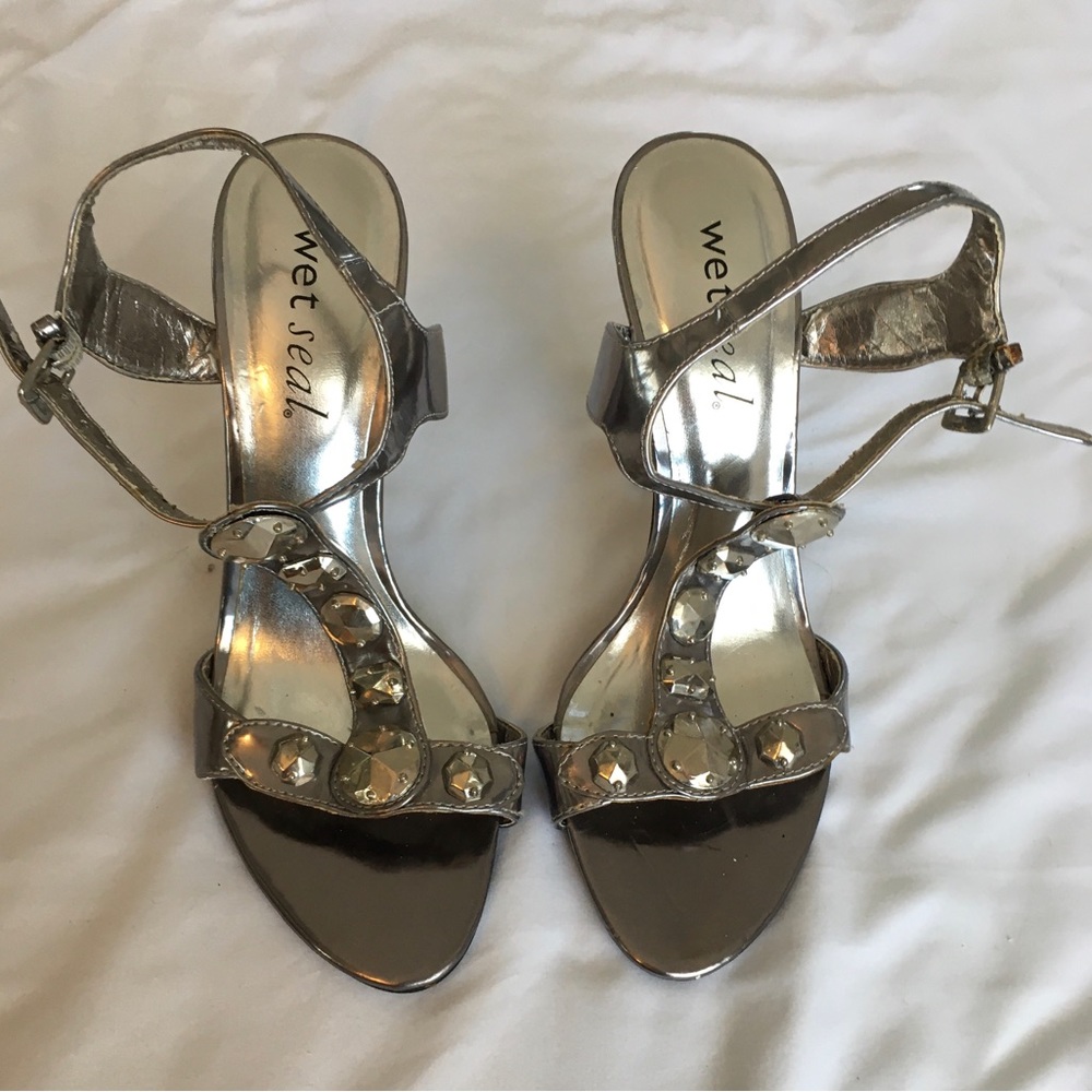90’s SEXY EUC Wet seal metallic pewter stilettos with metal accents. Worn 1x.